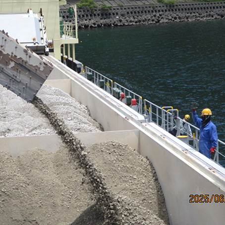 積揚荷役状況(甲板上及び船橋内)