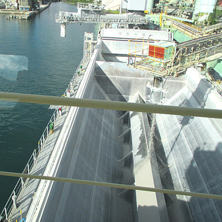 積揚荷役状況(甲板上及び船橋内)