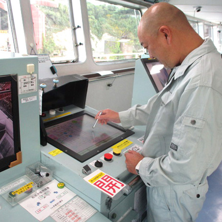 積揚荷役状況(甲板上及び船橋内)