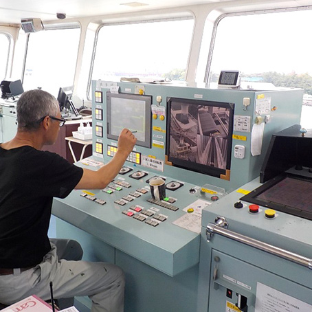 積揚荷役状況(甲板上及び船橋内)